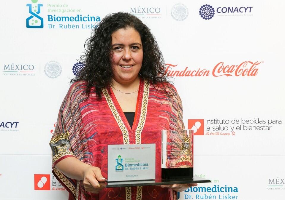 GALARDONAN A INVESTIGADORA MEXICANA QUE PROPONE MOLÉCULAS PARA ELIMINAR CÉLULAS DE LEUCEMIA, SIN AFECTAR A LAS SANAS