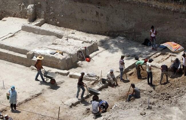 Workers uncover Roman burial site, antiquities in Sidon