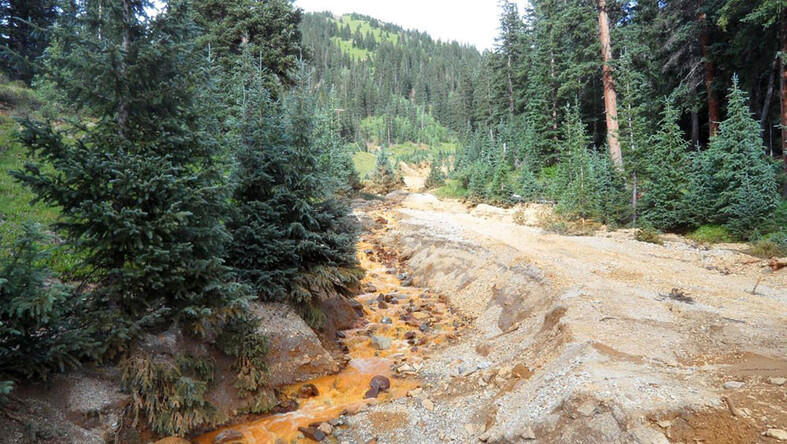 Toxic spill turns river in Colorado yellow