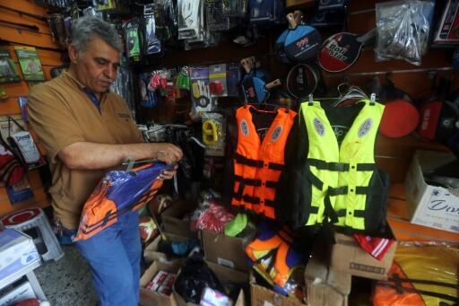 A Bagdad, la vente de gilets de sauvetage explose