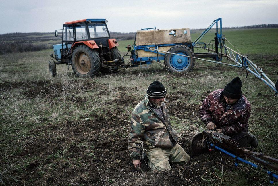 Agriculteur, un métier dangereux dans l’Est de l’Ukraine, infesté de mine