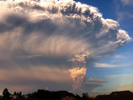 Le réveil du volcan Calbuco, endormi depuis 43 ans dans le Chili