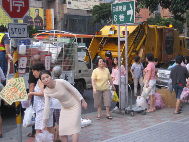 Singing garbage truck in Taiwan  Brings green culture to a whole new level