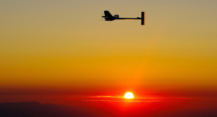 El avión solar bate su propio récord con el vuelo más largo de la historia