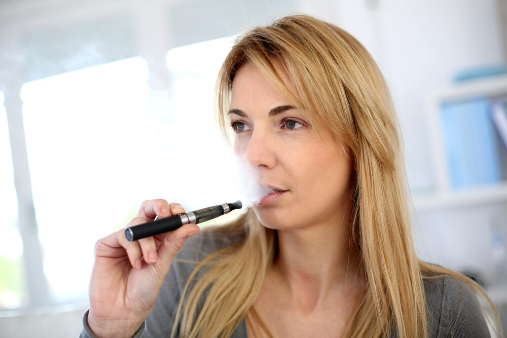 L’« E- cigarette » pousse les adolescents à fumer du tabac!