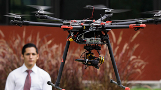 La tecnología no puede proteger a un avión frente a un enjambre de drones