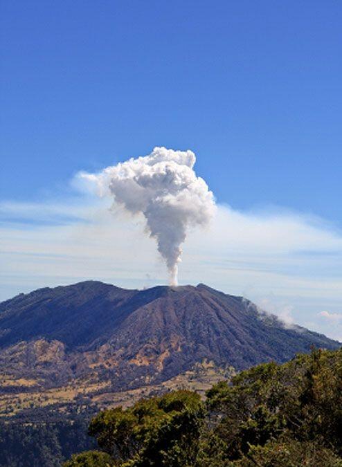 El volcán Turrialba de Costa Rica entra de nuevo en erupción