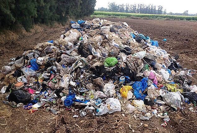 Des ordures jetées et brûlées un peu partout : c’est le règne du chaos