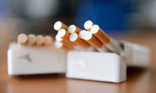 Tabac: premiers pots de tabac à rouler « neutres » chez les buralistes français