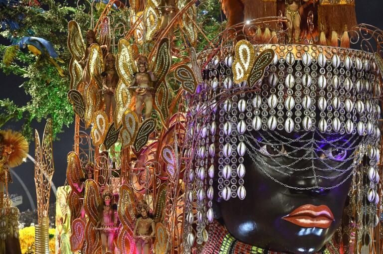 Revelers of the Mocidade Alegre samba school perform  during the second night of the carnival parade at the Sambadrome in Sao Paulo, Brazil, on February 6 2016. AFP PHOTO / NELSON ALMEIDA / AFP / NELSON ALMEIDA