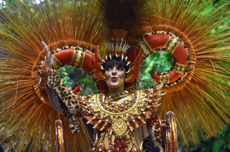 Revelers of the Mocidade Alegre samba school perform  during the second night of the carnival parade at the Sambadrome in Sao Paulo, Brazil, on February 6 2016. AFP PHOTO / NELSON ALMEIDA / AFP / NELSON ALMEIDA