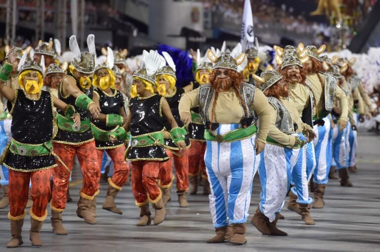 Revelers of the Vai-Vai samba school perform honoring France with their performance "Je suis Vai-Vai. Bem-Vindos a França!" during the second night of the carnival parade at the Sambadrome in Sao Paulo, Brazil, on February 7, 2016. France Consul General Demian Loras marched along with Vai-Vai samba school. AFP PHOTO / NELSON ALMEIDA / AFP / NELSON ALMEIDA