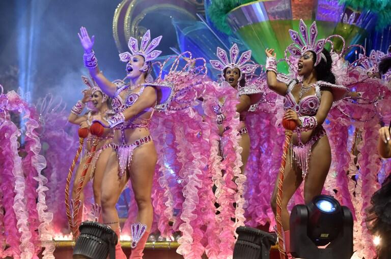 Revelers of the Vai-Vai samba school perform honoring France with their performance "Je suis Vai-Vai. Bem-Vindos a França!" during the second night of the carnival parade at the Sambadrome in Sao Paulo, Brazil, on February 7, 2016. France Consul General Demian Loras marched along with Vai-Vai samba school. AFP PHOTO / NELSON ALMEIDA / AFP / NELSON ALMEIDA