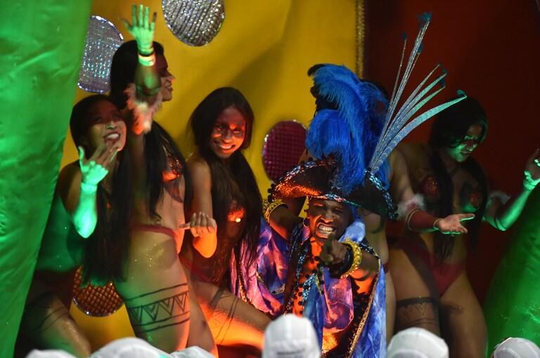 Revelers of the Vai-Vai samba school perform honoring France with their performance "Je suis Vai-Vai. Bem-Vindos a França!" during the second night of the carnival parade at the Sambadrome in Sao Paulo, Brazil, on February 7, 2016. France Consul General Demian Loras marched along with Vai-Vai samba school. AFP PHOTO / NELSON ALMEIDA / AFP / NELSON ALMEIDA