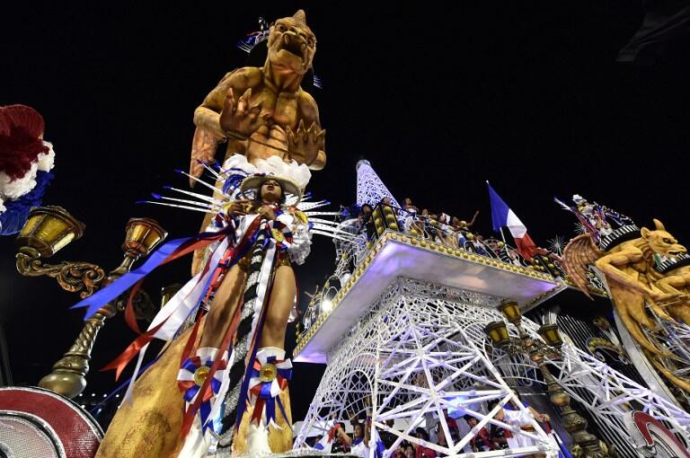 Revelers of the Vai-Vai samba school perform honoring France with their performance "Je suis Vai-Vai. Bem-Vindos a França!" during the second night of the carnival parade at the Sambadrome in Sao Paulo, Brazil, on February 7, 2016. France Consul General Demian Loras marched along with Vai-Vai samba school. AFP PHOTO / NELSON ALMEIDA / AFP / NELSON ALMEIDA