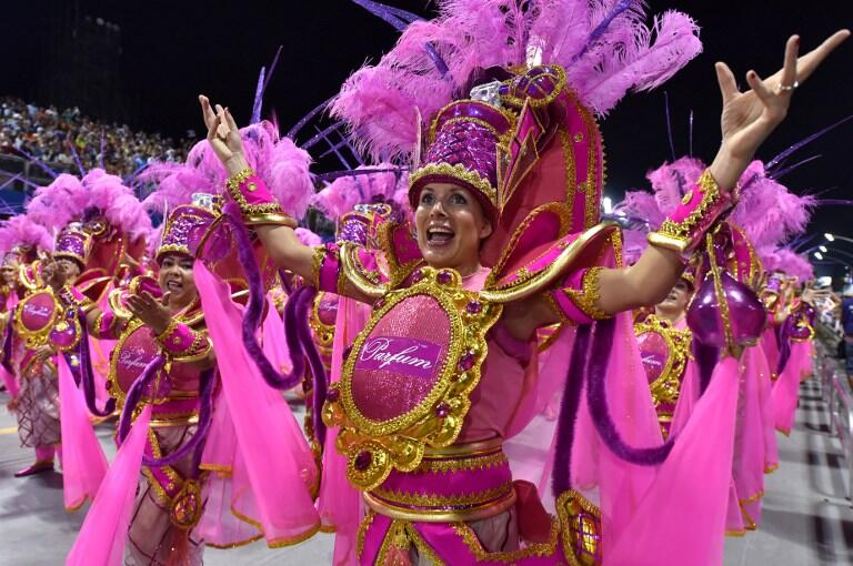 Revelers of the Vai-Vai samba school perform honoring France with their performance "Je suis Vai-Vai. Bem-Vindos a França!" during the second night of the carnival parade at the Sambadrome in Sao Paulo, Brazil, on February 7, 2016. France Consul General Demian Loras marched along with Vai-Vai samba school. AFP PHOTO / NELSON ALMEIDA / AFP / NELSON ALMEIDA