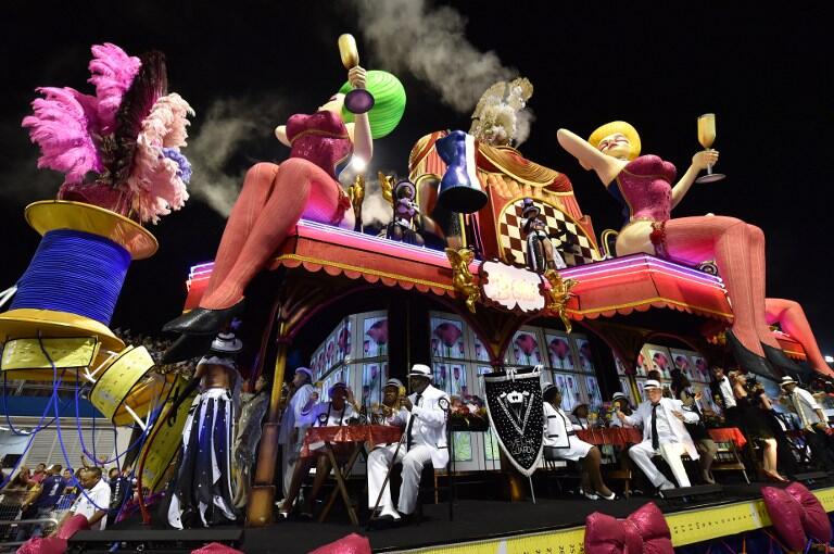 Revelers of the Vai-Vai samba school perform honoring France with their performance "Je suis Vai-Vai. Bem-Vindos a França!" during the second night of the carnival parade at the Sambadrome in Sao Paulo, Brazil, on February 7, 2016. France Consul General Demian Loras marched along with Vai-Vai samba school. AFP PHOTO / NELSON ALMEIDA / AFP / NELSON ALMEIDA