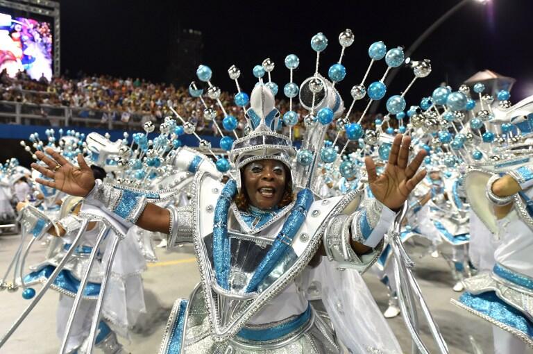 Revelers of the Vai-Vai samba school perform honoring France with their performance "Je suis Vai-Vai. Bem-Vindos a França!" during the second night of the carnival parade at the Sambadrome in Sao Paulo, Brazil, on February 7, 2016. France Consul General Demian Loras marched along with Vai-Vai samba school. AFP PHOTO / NELSON ALMEIDA / AFP / NELSON ALMEIDA