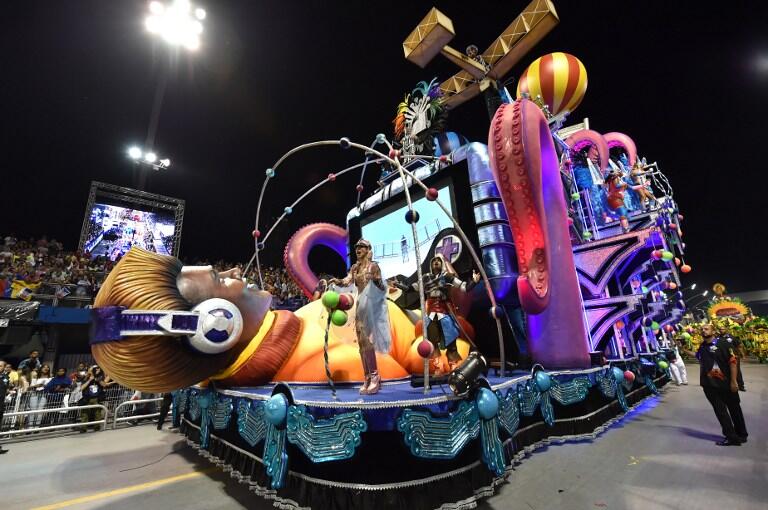 Revelers of the Vai-Vai samba school perform honoring France with their performance "Je suis Vai-Vai. Bem-Vindos a França!" during the second night of the carnival parade at the Sambadrome in Sao Paulo, Brazil, on February 7, 2016. France Consul General Demian Loras marched along with Vai-Vai samba school. AFP PHOTO / NELSON ALMEIDA / AFP / NELSON ALMEIDA