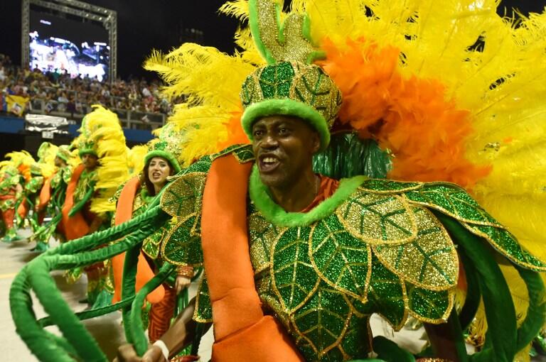 Revelers of the Vai-Vai samba school perform honoring France with their performance "Je suis Vai-Vai. Bem-Vindos a França!" during the second night of the carnival parade at the Sambadrome in Sao Paulo, Brazil, on February 7, 2016. France Consul General Demian Loras marched along with Vai-Vai samba school. AFP PHOTO / NELSON ALMEIDA / AFP / NELSON ALMEIDA