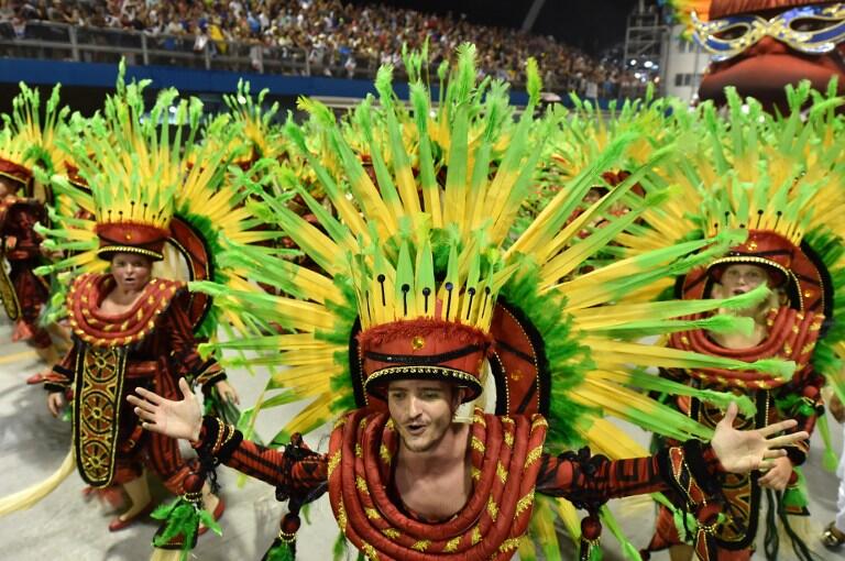 Revelers of the Vai-Vai samba school perform honoring France with their performance "Je suis Vai-Vai. Bem-Vindos a França!" during the second night of the carnival parade at the Sambadrome in Sao Paulo, Brazil, on February 7, 2016. France Consul General Demian Loras marched along with Vai-Vai samba school. AFP PHOTO / NELSON ALMEIDA / AFP / NELSON ALMEIDA