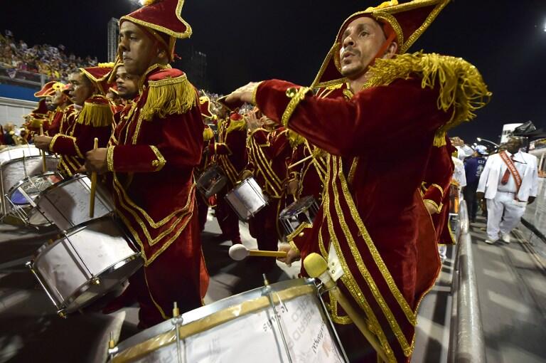 Revelers of the Vai-Vai samba school perform honoring France with their performance "Je suis Vai-Vai. Bem-Vindos a França!" during the second night of the carnival parade at the Sambadrome in Sao Paulo, Brazil, on February 7, 2016. France Consul General Demian Loras marched along with Vai-Vai samba school. AFP PHOTO / NELSON ALMEIDA / AFP / NELSON ALMEIDA