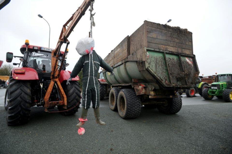 The farm crisis in France is European, according to Valls