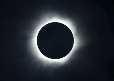 A total solar eclipse is seen from the beach of Ternate island, Indonesia, March 9, 2016.  REUTERS/Beawiharta      TPX IMAGES OF THE DAY