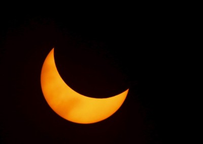 A solar eclipse is seen from the beach of Ternate island, Indonesia, March 9, 2016.  REUTERS/Beawiharta