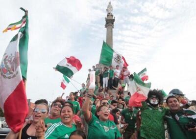 Gente-avenida-Hidalgo-festejando-Mexico_MILIMA20140623_0741_3