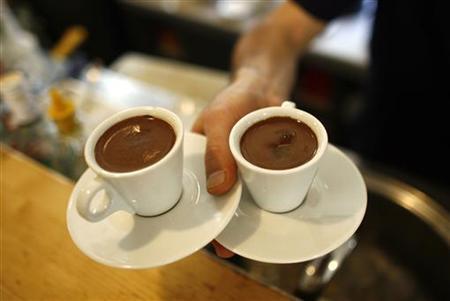 A waiter carries two cups of Turkish coffee at a coffee shop in Istanbul October 19, 2007.        REUTERS/Osman Orsal