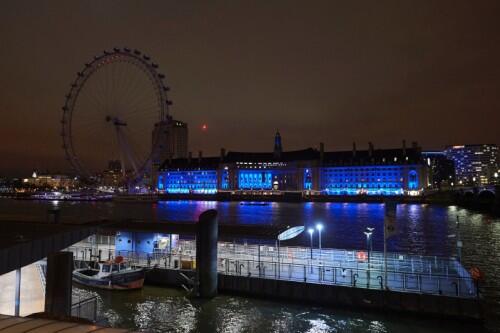 A picture taken on March 19, 2016, in central London, shows The London Eye (L) after being submerged into darkness for the Earth Hour environmental campaign. Millions are expected to take part around the world in the annual event organised by conservation group WWF, with hundreds of well-known sights set to plunge into darkness. / AFP / NIKLAS HALLE'N (Photo credit should read NIKLAS HALLE'N/AFP/Getty Images)