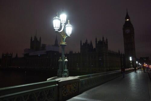 A picture taken on March 19, 2016, in central London, shows Britain's Houses of Parliament after being submerged into darkness for the Earth Hour environmental campaign. Millions are expected to take part around the world in the annual event organised by conservation group WWF, with hundreds of well-known sights set to plunge into darkness. / AFP / NIKLAS HALLE'N (Photo credit should read NIKLAS HALLE'N/AFP/Getty Images)