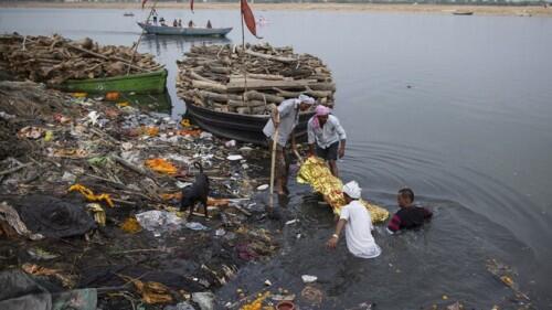 thequint-2015-05-36c8bee8-1e42-4f9d-950b-5a25c6d2f899-Ganga Varanasi_reuters