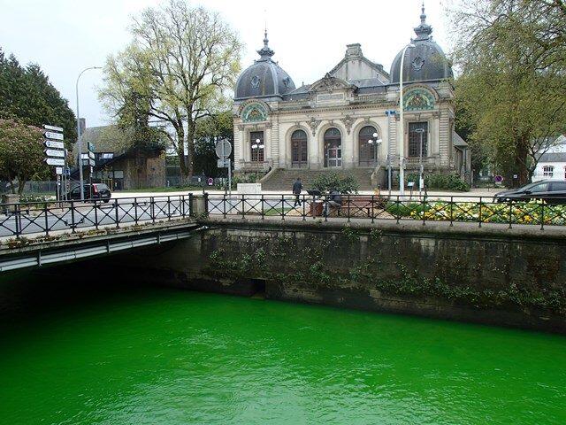 ¿Por qué los ríos en Francia se tiñeron de verde fluorescente?  Lea más en http://mundo.sputniknews.com/increible/20160427/1059081836/rios-verdes-francia.html#ixzz470JzAr5g