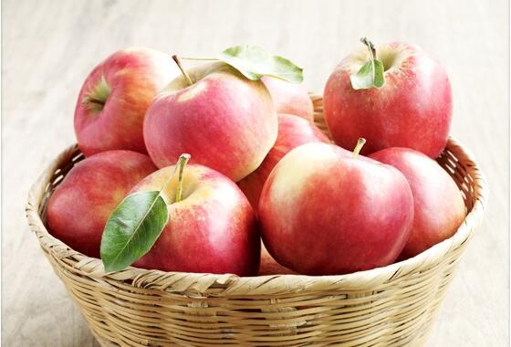 El 25 % de una manzana está hecho de aire, es por esto que al colocarlas en agua flotan