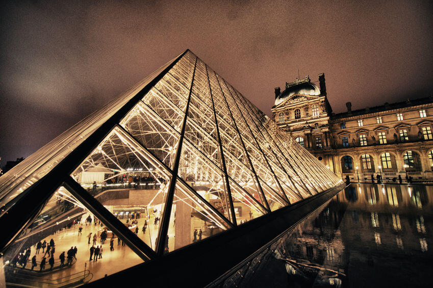 20140429030928-louvre-at-night