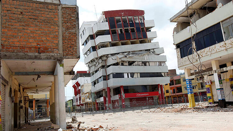 Video: cámaras captan el momento en que se produce un sismo de 6,8 grados en Ecuador