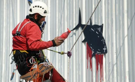 Greenpeace bloque les accès d’une conserverie de thon à Douarnenez