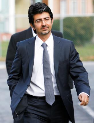 EBay founder and chairman Pierre Omidyar enters the courthouse to testify in the eBay versus Craigslist trial at the Chancery Court in Georgetown, Delaware in this file photo from December 7, 2009.  REUTERS/Tim Shaffer/Files