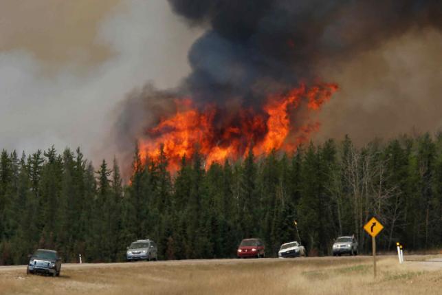 Canada wildfire rages near oil sand facilities, extending shutdowns