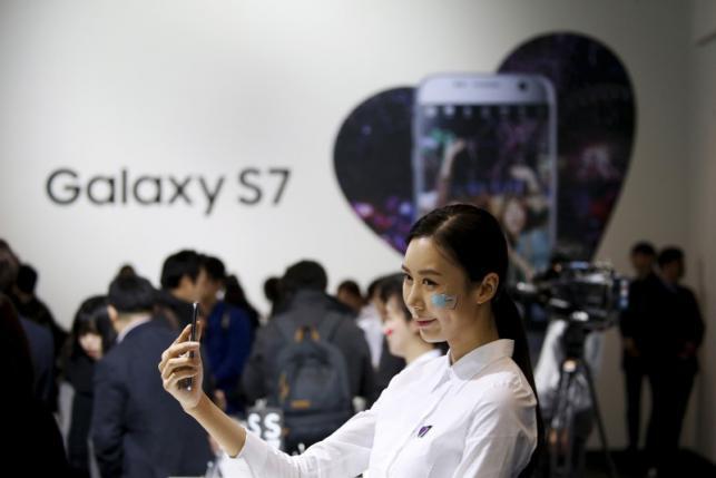 To halt smartphone slide, Samsung rewrites playbook