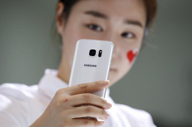 A model demonstrates a Samsung Electronics' new smartphone Galaxy S7 during its launching ceremony in Seoul, South Korea, March 10, 2016.  REUTERS/Kim Hong-Ji/File Photo