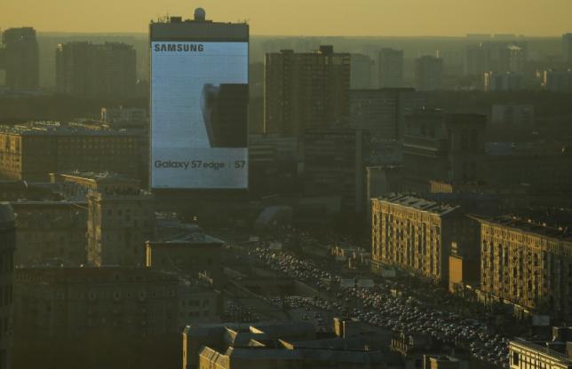 An advertisement board on RusHydro's JSC Institute Hydroproject building displays a Samsung Galaxy S7 in Moscow, Russia, April 5, 2016.  REUTERS/Maxim Shemetov