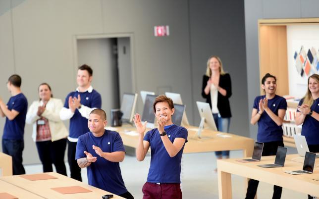 Apple employees applaud during a media preview for the company's new retail store in San Francisco, California, U.S., May 19, 2016. REUTERS/Noah Berger