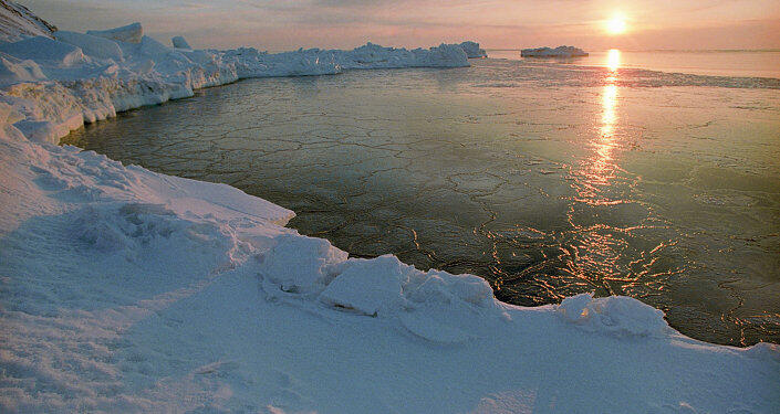 Músico toca el piano de cola entre los icebergs del Ártico