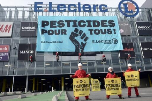 Pesticides: action de Greenpeace dans un Leclerc des Yvelines