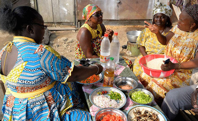 Cameroonian Women Stew Onions With ‘Pot In A Bag’ To Fight Pollution