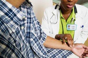 Race, gender may affect U.S. doctor paychecks