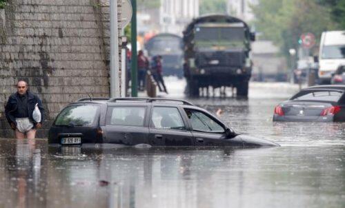 A resident walks past abandoned cars as he escapes from the flooded area of Villeneuve-Trillage suburb in Villeneuve Saint-Georges, outside Paris, June 3, 2016 after days of almost non-stop rain caused flooding in the country. REUTERS/Christian Hartmann